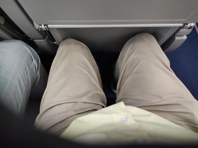 Beinfreiheit im Flieger, Nahaufnahme